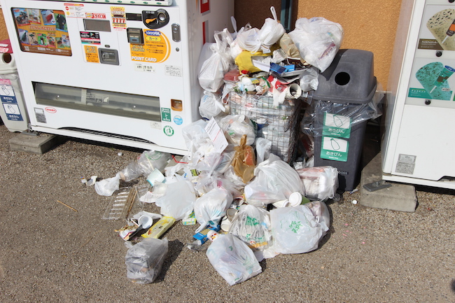 ゴールデンウィークの道の駅ではゴミ箱からゴミが溢れていました。