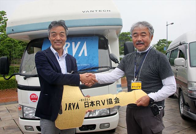 贈呈式　九州自然学校協議会 山口会長（右）と当協会 増田会長（左）