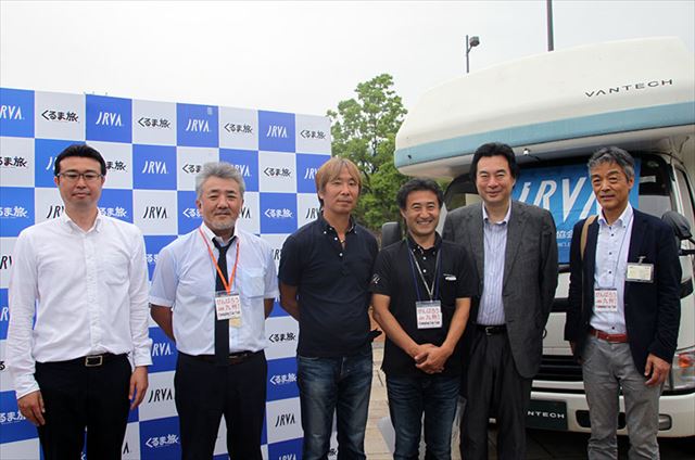 車両提供　㈱ナッツ 荒木社長（右より2人目）、㈱バンテックセールス小島係長（右より3人目）